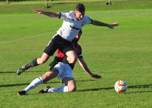 Action from Bexhill United's 1-1 draw at home to Oakwood last weekend. Picture by Steve Hunnisett (SUS-141110-180759002)
