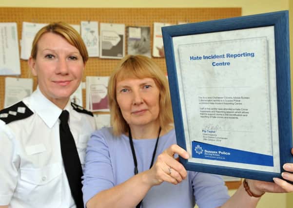 Chief Inspector Pip Taylor presents the certificate to Debbie Dawe  L43514H14