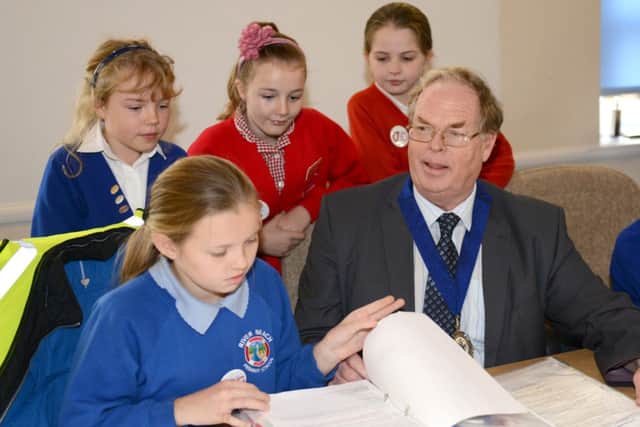 Pupils with Aruns vice-chairman, councillor Stephen Haymes D14472668a