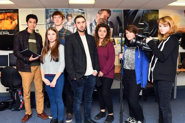 Domestic Abuse Film. Students at The College of Richard Collyer have made a film to highlight domestic abuse in teenage relationships. Pictured are media students, L-R Jake Dickson (17), Harry Minogue (17), Louise Lord (17), Nas Lamnouar (18), Lucy Tebb (18) , Hanna Williams (18) and Louise Stanley (17). Horsham. Picture : Liz Pearce. LP021214DAF03 SUS-140212-184507008