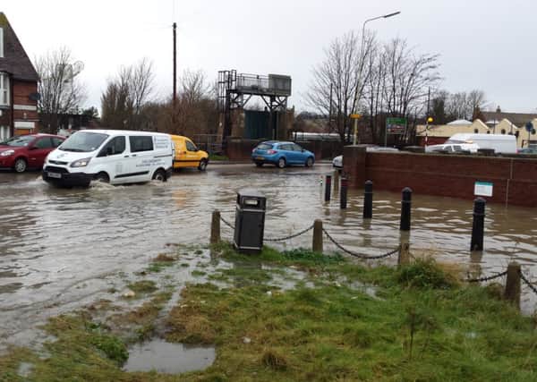 Strand Quay Flooding SUS-150113-144851001