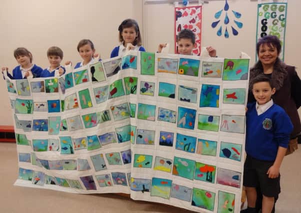Billingshurst Primary School pupils with Lynda Lewis and their quilt SUS-150119-142457001