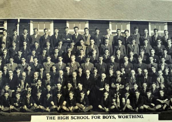 W37581H14

Worthing High School for boys group pic 1949 SUS-141109-165108001