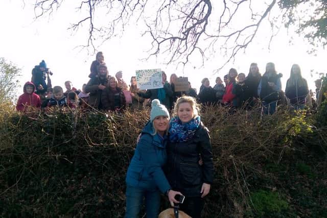 Slinfold protesters SUS-150213-095539001