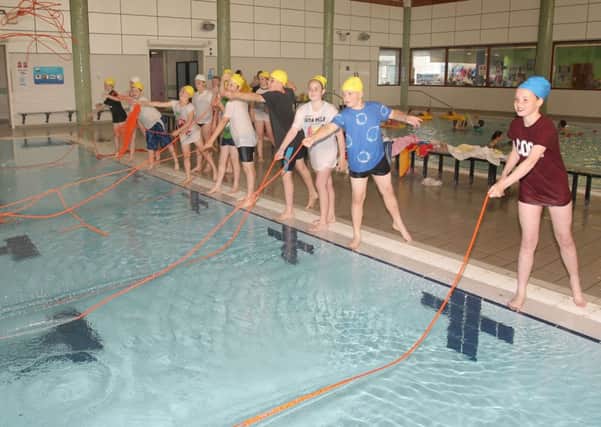 Water Safety: Wellingborough: Water safety training day Waendel Leisure Centre
Irthlingborough Junior School  practise throwing ropes 
Thursday 27th June 2013 ENGNNL00120130627173345