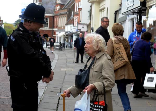 PC David Phillips chats to Rosemary Finlayson, 87.Picture by Kate Shemilt..ks1500029-3 SUS-150427-172649008