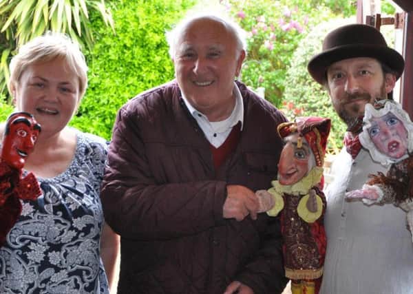Victorian showman Billy Biggs, right, with festival committee chairman Ian Gordon and Seaview Hotel owner Jacquie Jacques