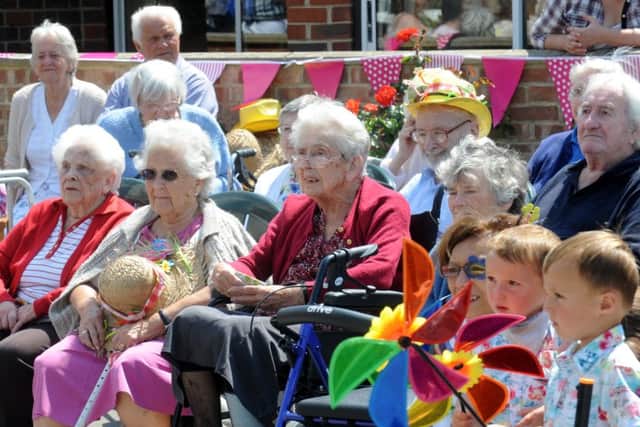Residents and guests watching the ceremony ks1500221-3