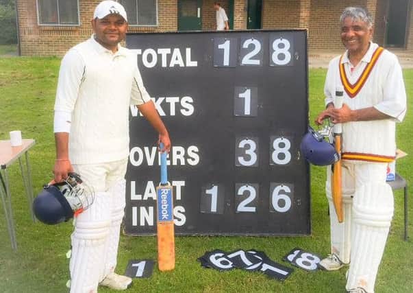 Nikulkumar Patel (left) and Raj Nehru (right) with
the scoreboard SUS-150622-172644002