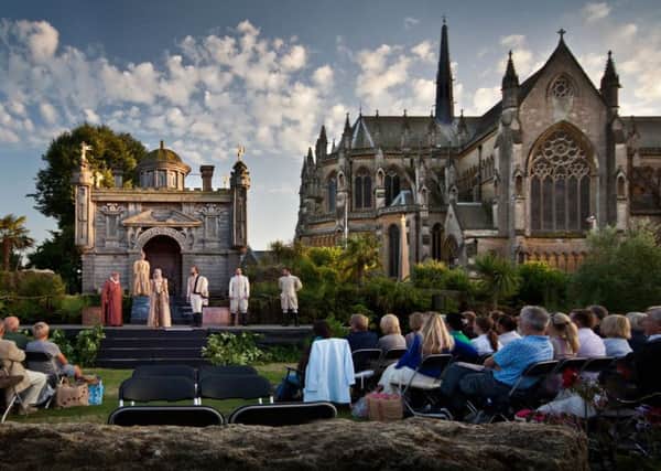 Open air Shakespeare performances at Arundel Castle SUS-150622-124116001