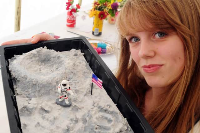 ks1500376-4 
Sophie de Beer, 13, with her prize winning luna landscape in a seed tray