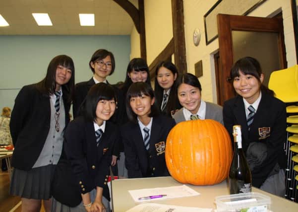 Rikkyo pupils guess the weight of the pumpkin SUS-150922-114043001