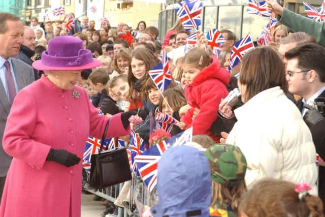 THE FORUM, HORSHAM TOWN CENTRE. THE QUEEN & THE DUKE OF EDINBURGH VISIT.
THE QUEEN GREETS THE CROWD MAYOAK0003025927