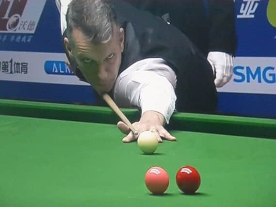 Mark Davis at the table against Mark Allen in the Shanghai Masters