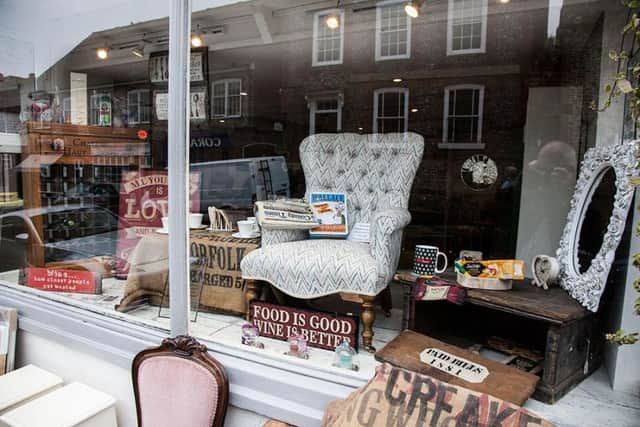 The annual Steyning shop window competition - Vintage Home SUS-150610-101218001