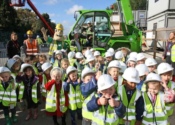 DM15222538a Children from Whytemead Primary School on site at the GlaxoSmithKline development in Southdownview Way