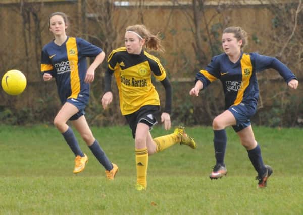 Crawley Wasps U14s' Erin Porter leaves the Mile Oak defence in her wake SUS-151214-190508002