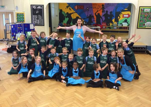 MP Caroline Ansell visits Langney Primary School to teach children about healthy cooking and eating SUS-161002-124646001