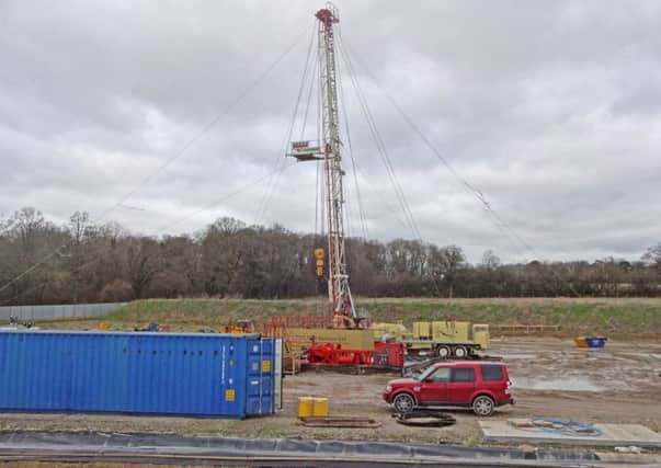 HORSE HILL FRACKING - LORRY ARRIVES AT RIG SUS-160302-160514001