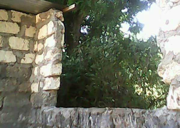 The missing window at the school in Kenya Nq09ODD4lnhN1m-sFqiJ
