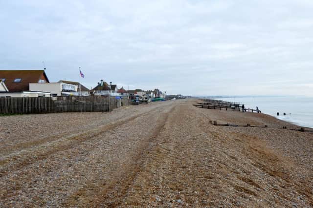 Pevensey Bay beach looking towards Bexhill and Hastings E07532P ENGSUS00120131102172918