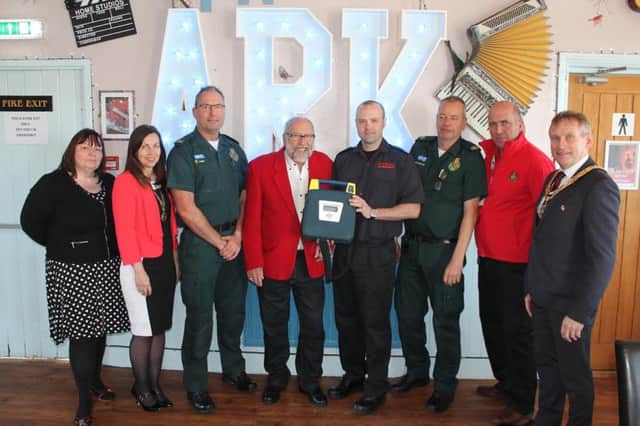 Presentation of defibrillator at The Ark Pub, in Newhaven SUS-160425-094230001