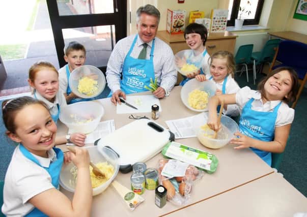 DM16115769a.jpg Tim Loughton MP visits Bramber Primary School's Let's Get Cooking Club. Photo by Derek Martin SUS-160605-201932008