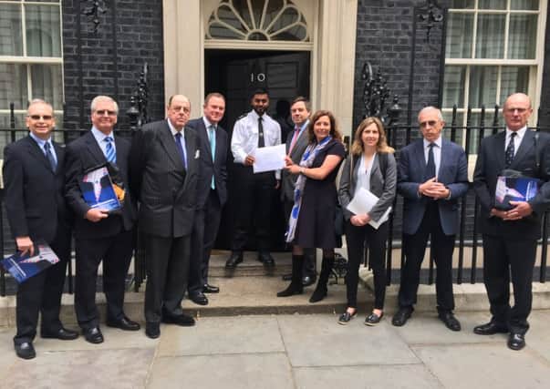 Airport campaigners outside No 10 SUS-160516-120210001