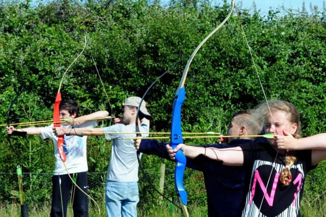 ks16000794-7 Chi Oresome phot kate

Trying their hand at archery..ks16000794-7 SUS-160207-074438008
