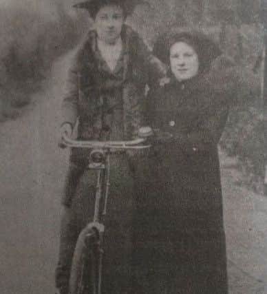 Eva Daisy Ellis and her sister Gertrude in 1914
