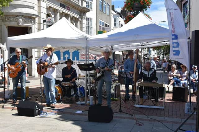 Cadillac Country playing in South Street Square 
PICTURE: IAN BARBER gNKHLopq6tQjXlQk7Wi3