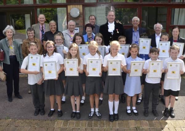 Castlewood School pupils with HIgh Sheriff Mark Spofforth SUS-160208-130049001