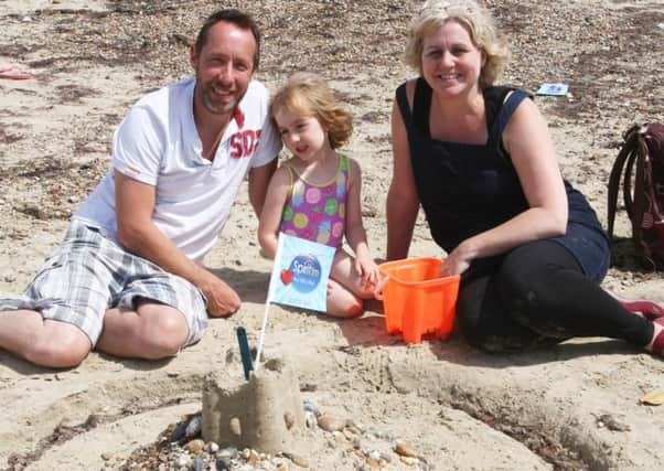 DM16134580a.jpg Littlehampton Sandcastle Competition.Vic and Emma London and daughter Holly 4. Photo by Derek Martin. SUS-161108-174636008