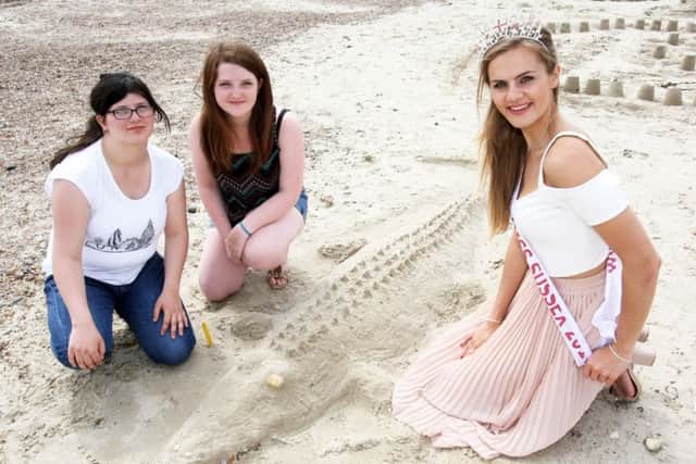 DM16134620a.jpg Littlehampton Sandcastle Competition. Victoria Smart, Miss Sussex, and winners Alice Trechard, 19, left and sister Natalie, 17.  Photo by Derek Martin. SUS-161108-174612008