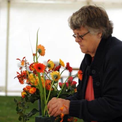 Clare Coxall arranging her flowers ks16000895-4