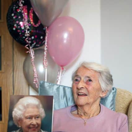 Balloons and a card from the Queen DM16148166a