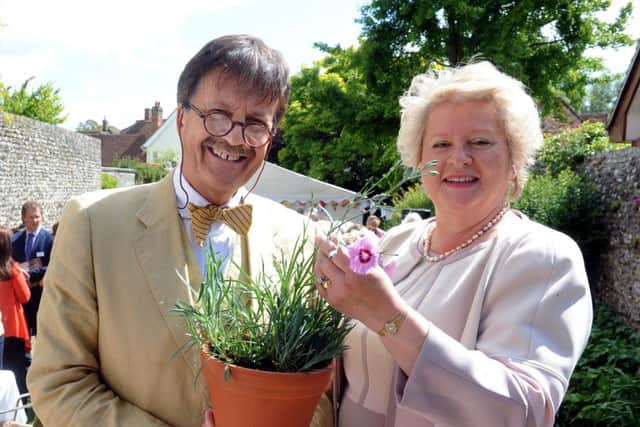 ks1500118-1 Chi Floral Festival Launch  phot kate

Tim Wonnacott the Patron of the Chichester Festival of Flowers 2016 with the Chairman, Hilary Tupper, and the new Pink, especially cultivated for the festival..ks150018-1 SUS-150906-203201008