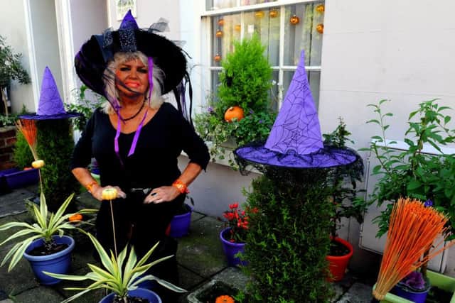 k16001148-1 Chi Halloween House  phot kate
Kim Grant in her Halloween themed garden in Chichester.kss16001148-1 SUS-161025-190702008