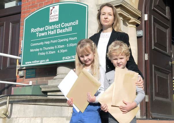 Helen Eckersley handed in the petition with her children Lily and Daniel SUS-161027-132845001