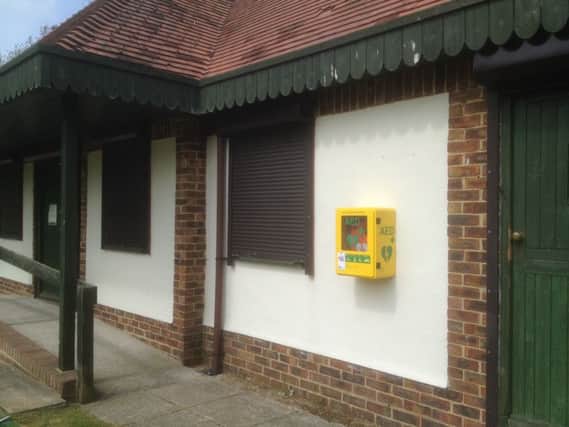 The defibrillator outside the Alexandra Bowls Club in Hastings SUS-161124-100916001