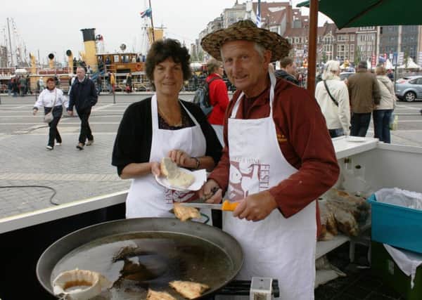 Pat and Tush cooking up a storm in Ostend SUS-170124-133822001
