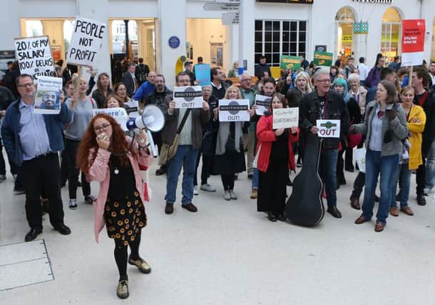 Southern Rail demo by passengers at Brighton Station SUS-160809-142849001