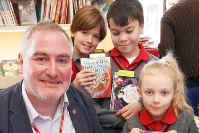 DM1712812a.jpg. Children's Laureate Chris Riddell visits Cumnor House School. Pictured with L to R, Oscar, Harvey and Marnie. Photo by Derek Martin SUS-170124-142248008