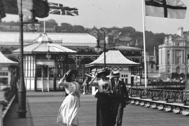 St Leonards Pier 2 SUS-170221-121649001