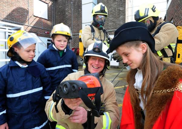 ks170855-3 Chi Junior Mayor phot kate
The junior Mayor, Molly Howick looks at a viewing device at the Fire Station, with Paul Wykes C Watch commander with Daniel  Ambler,11 and Ethan Carr, nine,  from the Central  Academy 11.ks170855-3 SUS-170424-183719008