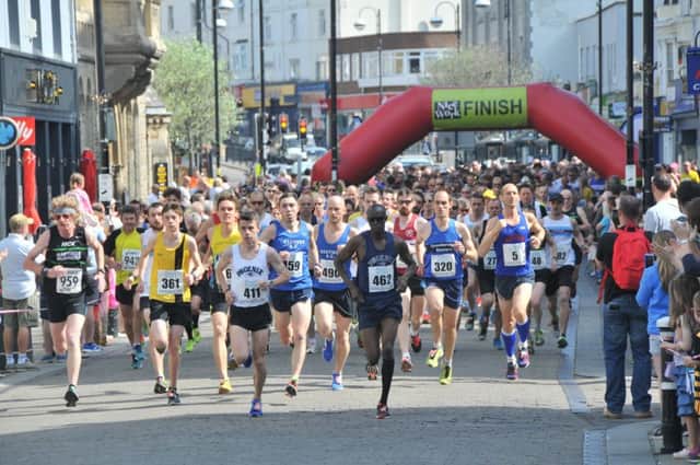 The field sets off in the 2016 Hastings Runners 5-Mile Race.