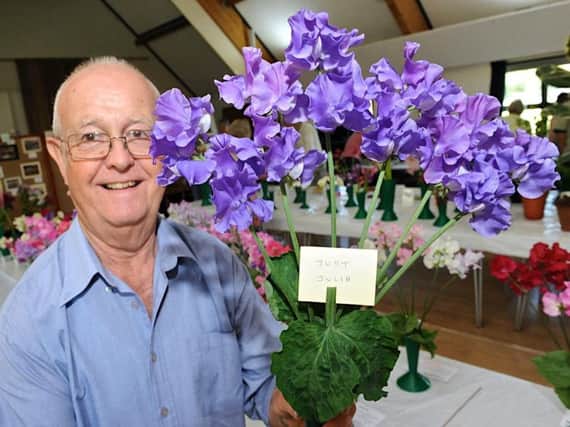 Alasdair MacCulloch with his best in show vase