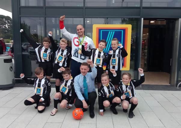 Players from the Rustington Otters youth football club, store manager Steve Newlyn-Bowmer and olympian Liam Heath open the Aldi in Manor Retail Park, Rustington SUS-171105-124249001