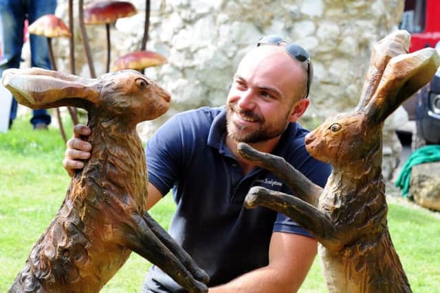ks171018-2 Arundel Vintage Day  phot kate
Sculptor Simon Groves with his hares.ks171018-2 SUS-170828-230903008