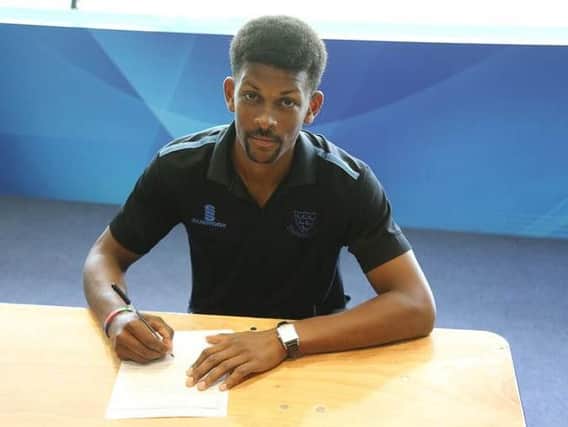 Abi Sakande signs his contract extension